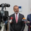 Fabrici i Milenković na improvizovanoj konferenciji za medije nakon obilaska Hirurškog bloka. Foto Grad Vranje