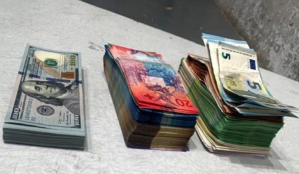 Svežnjevi evra, dolara i 