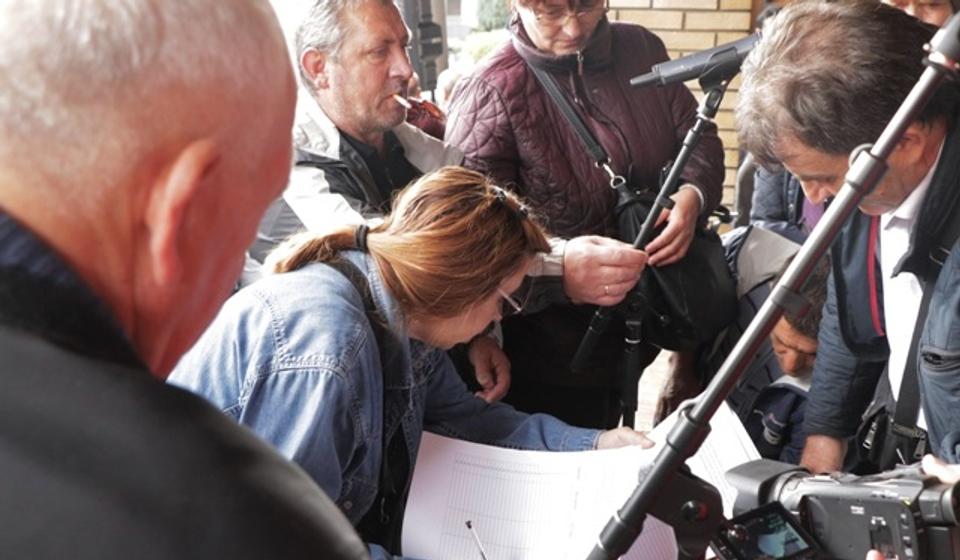 Jedan od zahteva je smena poslanika SNS-a Slaviše Bulatovića: potpisivanje peticije. Foto VranjeNews