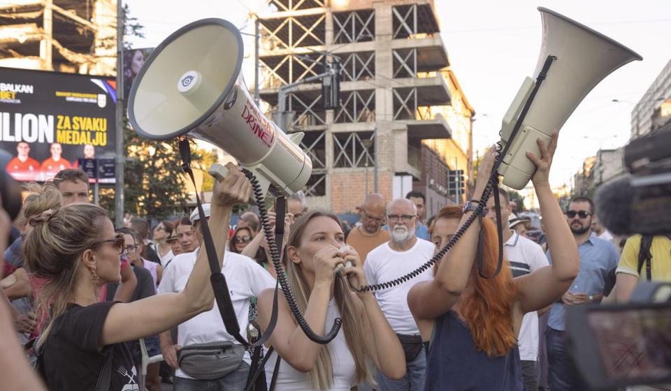 Emilija govori na jednom od studentskih protesta u Beogradu. Foto Andrija Vukelić