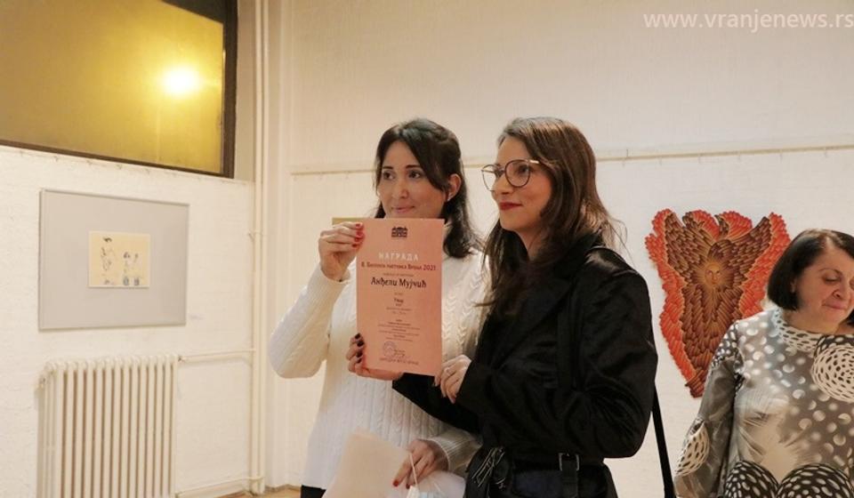Anđela Mujčić (desno) prima nagradu od v.d direktorke Narodnog muzeja Maje Aleksić. Foto Vranje News
