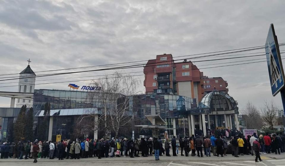Gužva za vaučere jutros ispred Glavne pošte u Vranju. Foto Vranje News