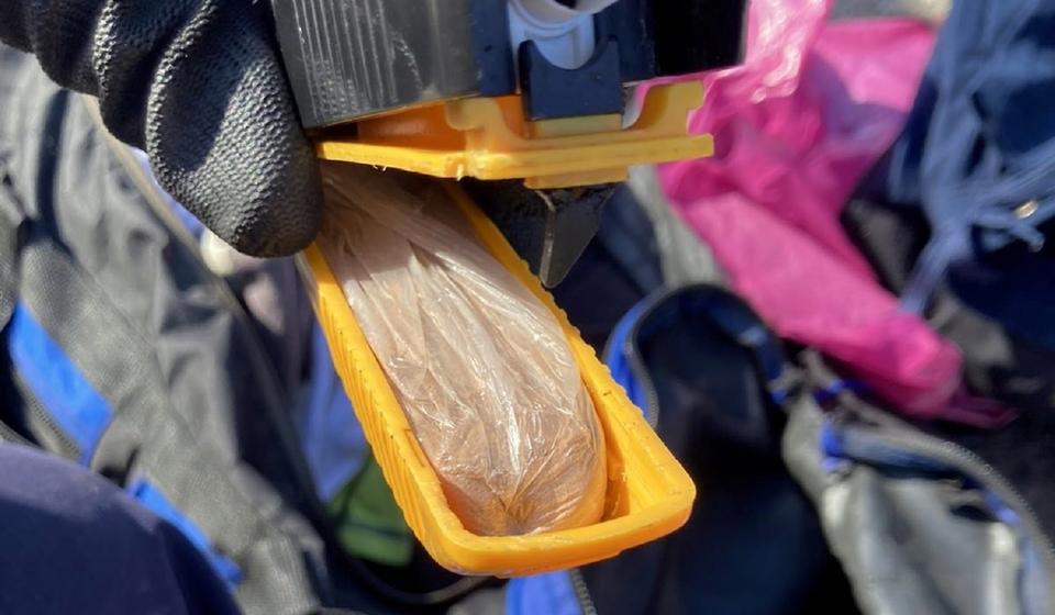 Osim heroina pronađena i tečnost za koju se sumnja da je metadon. Pronađen u heftalici. Foto UC