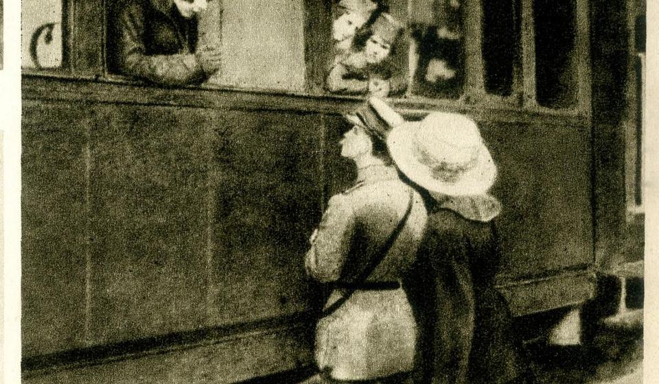 Džon Frotingam ispraća grupu ratne siročadi u licej, Nica 1917. Foto arhiva Tomislava R. Simonovića