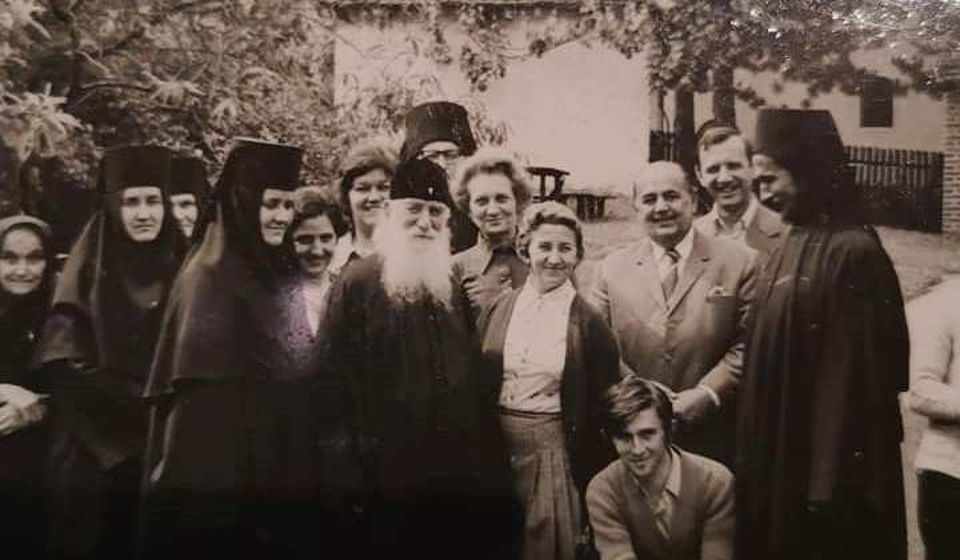 Justin Popović u Manastiru Ćelije sa igumanijom Glikerijom i episkopom Atanasijem. Fotografija preuzeta sa profila Radoslava Kosanovića (Fejsbuk)