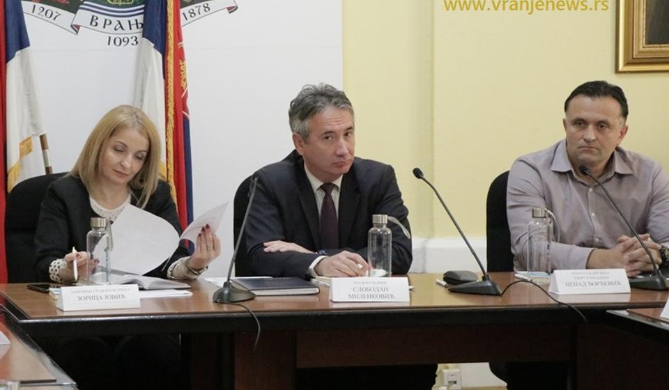 Slobodan Milenković sa saradnicima. Foto Vranje News