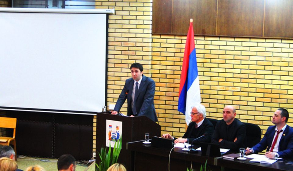 Gradski većnik za budžet i finansije Bojan Kostić na sednici lokalnog parlamenta. Foto VranjeNews