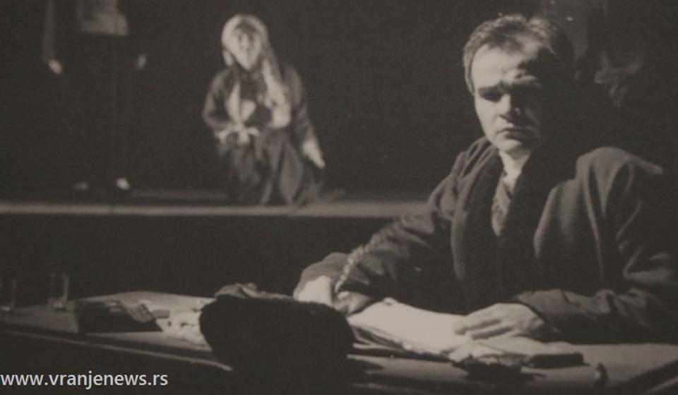 Ljuba Manojlović, jedna od najsnažnijih pozorišnih ličnosti Vranja, na sceni vranjskog teatra u predstavi Gazda Mladen (1987). Foto Vranje News