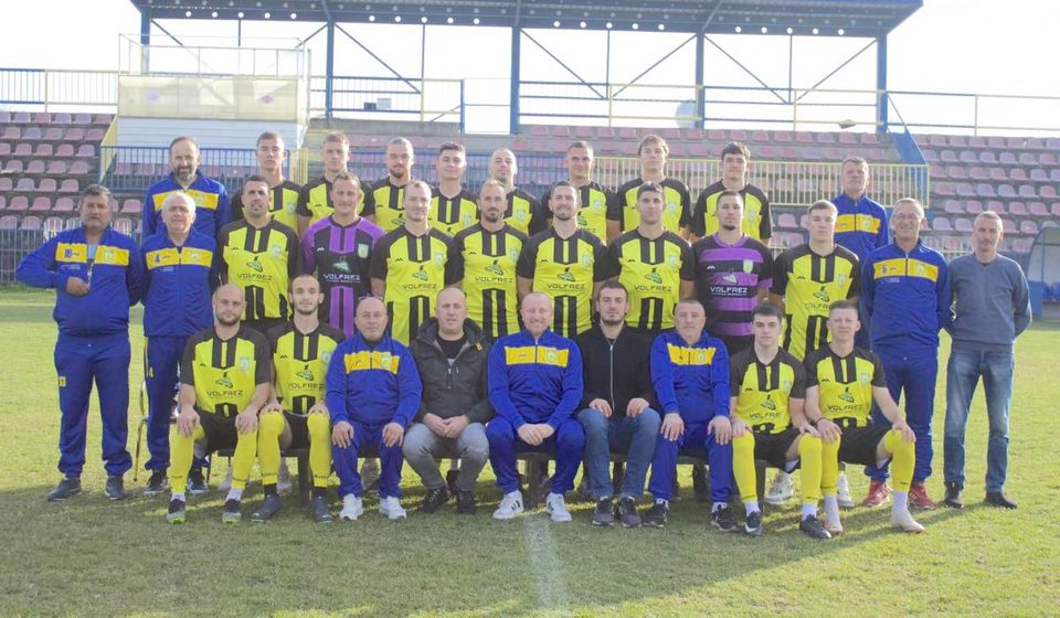 Seniorski tim, članovi uprave i kompletan stručni štab Dinamo Jug-a. Foto FKDJ