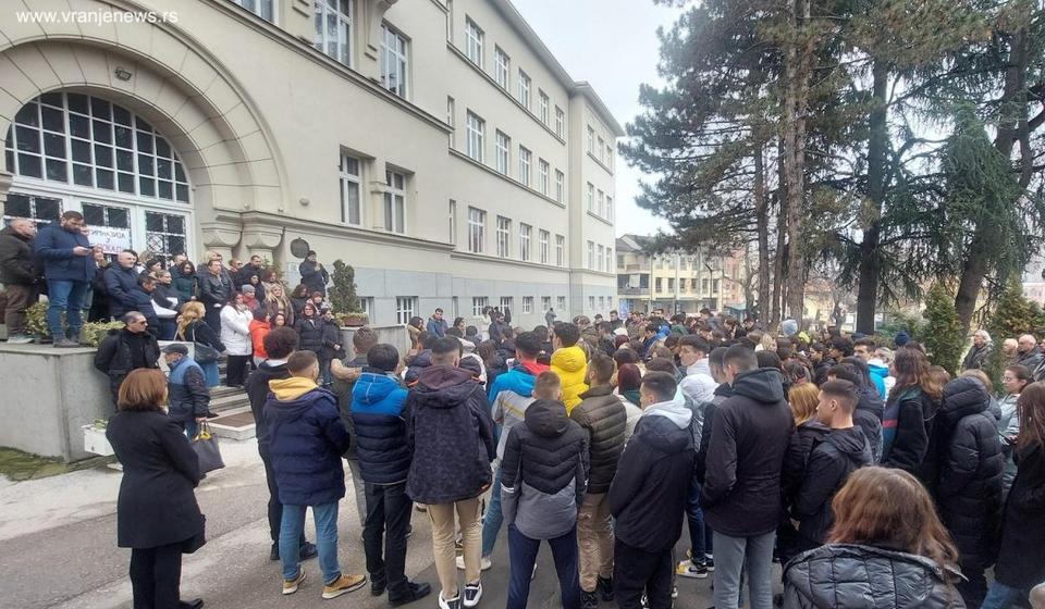 Gimnazija u blokadi. Foto Vranje news