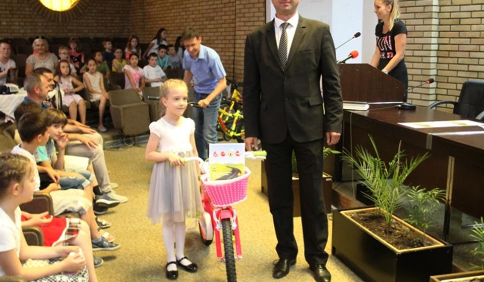 Nagrade bicikli i kacige. Foto VranjeNews
