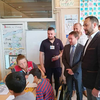 Bizel sa domaćinima u obilasku kreativnog kutka Prihvatnog centra. Foto VranjeNews