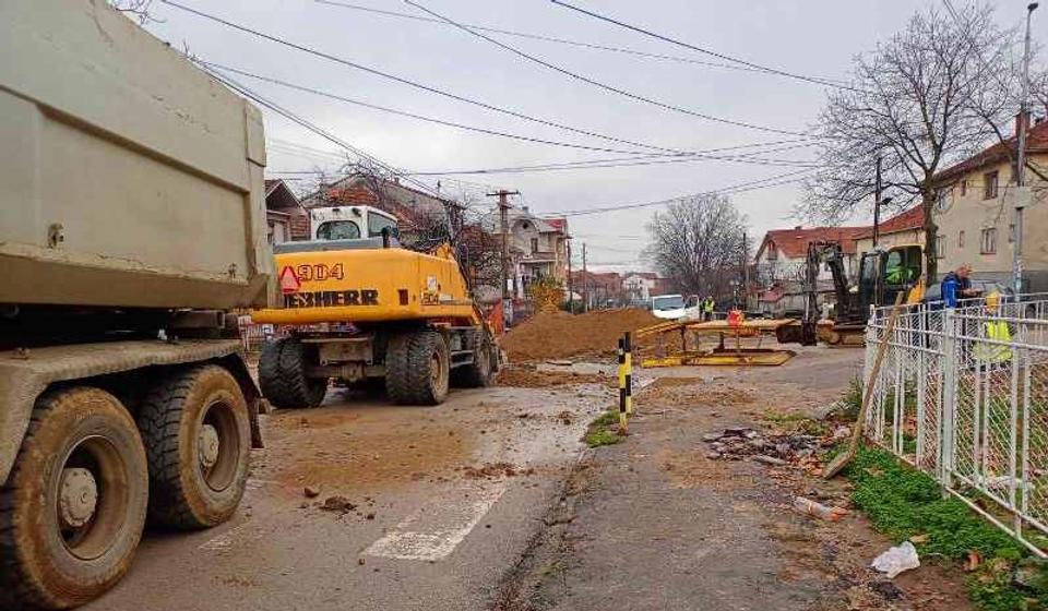 Do oštećenja cevi došlo i tokom radova u Ulici Filipa Filipovića. Foto Vranje News