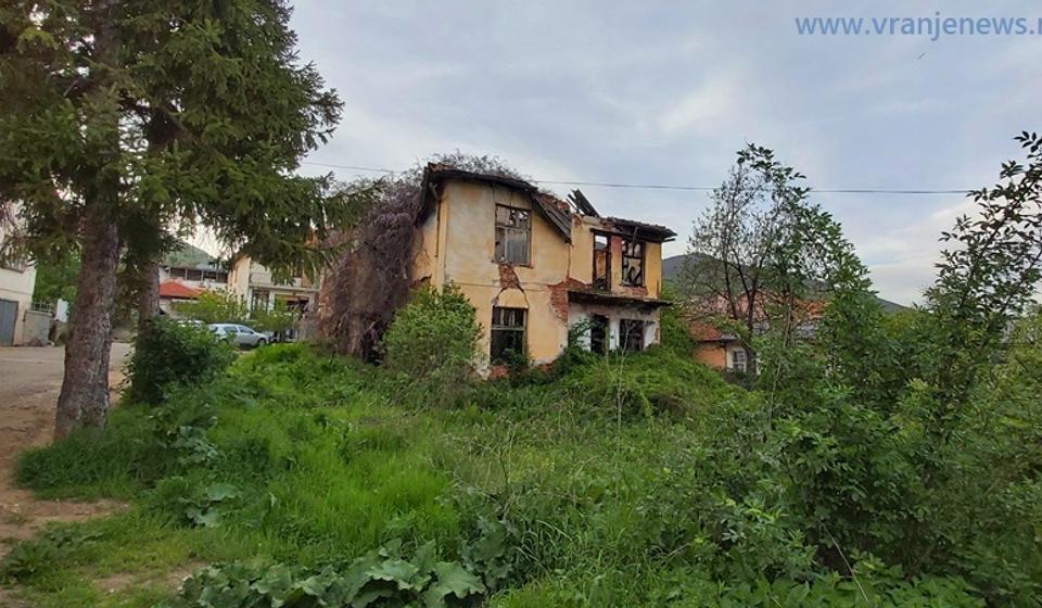 Ruševine zgrade Amerikanskog doma u Vranju (slikano u leto 2021). Foto Vranje News