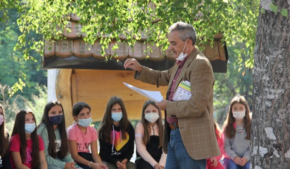 Pesnik Žikica Dimitrijević sa prvacima. Foto Vranje News