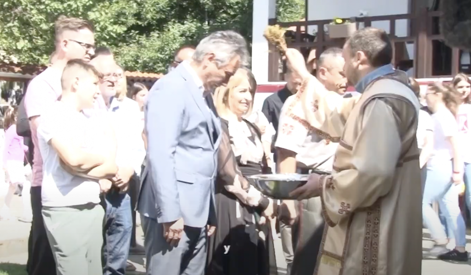 Poklon Mitropolitu Golemom. Foto YouTube (printscreen stranice zvaničnog kanala RTV doo)