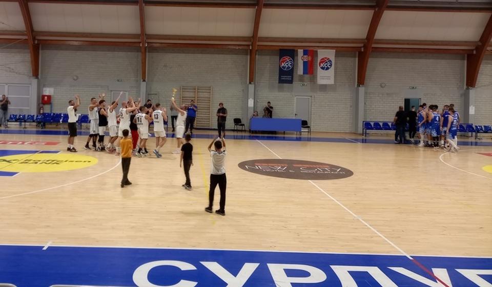 Košarkaši Radnika sa peharom. Foto Vranje News