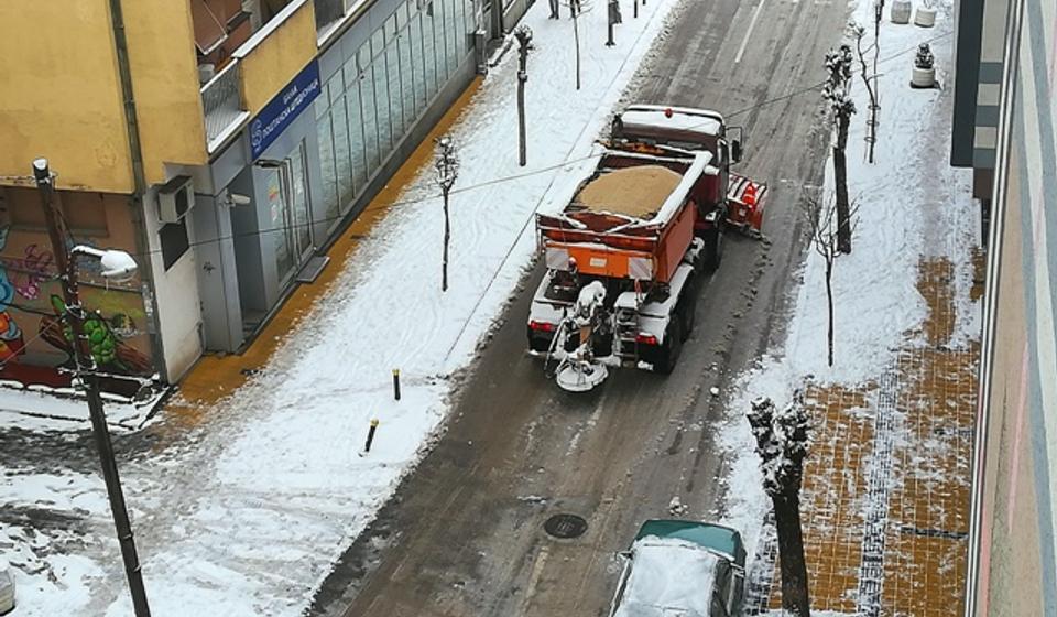 Kamion sa grtalicom čisti ulice Vranja. Foto VranjeNews