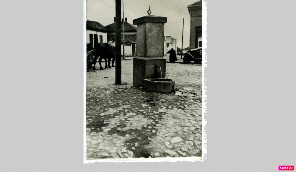 Vranjska Šarena češma, (replika joj je danas ispred zgrade Elektrodistribucije Vranje) bila je uklonjena (porušena) da bi se sagradio Ruski spomenik. Foto arhiva T.R.S.
