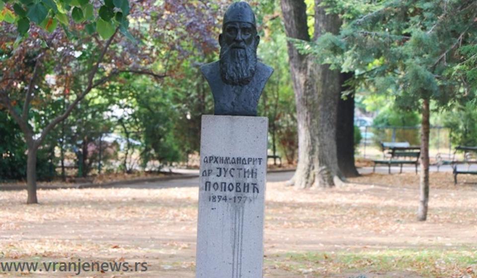 Bista Justina Popovića nalazila se pre rekonstrukcije dvadesetak metara levo od spomenika Bore Stankovića. Foto Vranje News