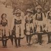 Lazarice iz sela Surlica u pčinjskom kraju. Foto Vranje News (Izvor: "Narodno pesništvo južne Srbije", Nar. muzej Vranje, 1982)