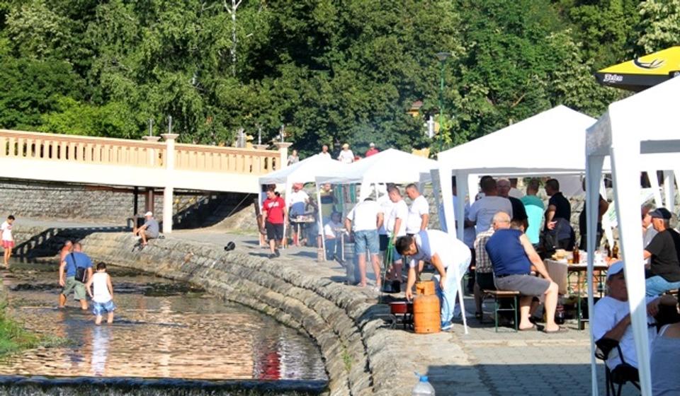 Čak trinaest ekipa takmičilo se u spremanju gulaša od telećih repova. Foto VranjeNews