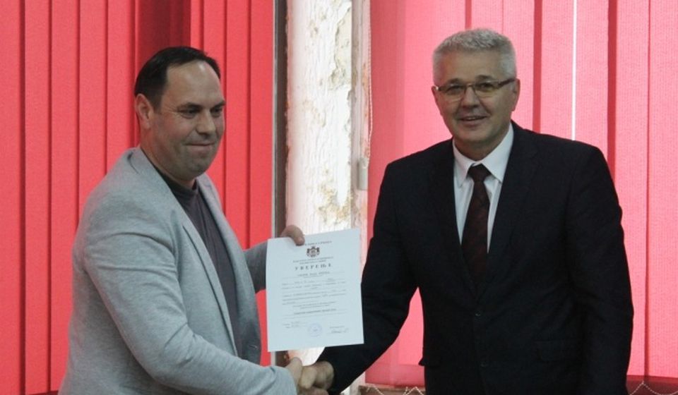 Nenadu Tasiću  Bratić uručio uverenje za operativnog trenera u šahu. Foto Grad Vranje