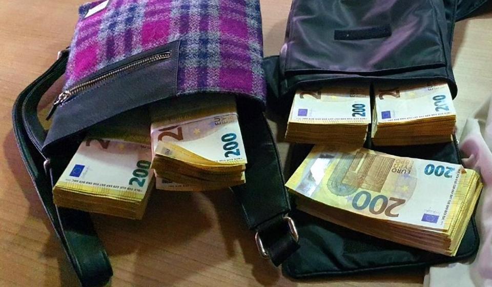 Ručne torbice bile ispod sedišta vozača. Foto Uprava carina