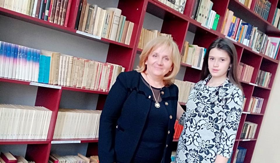 Mihaela Milenković sa profesorkom Oliverom Đorđević. Foto Gimnazija Bora Stanković