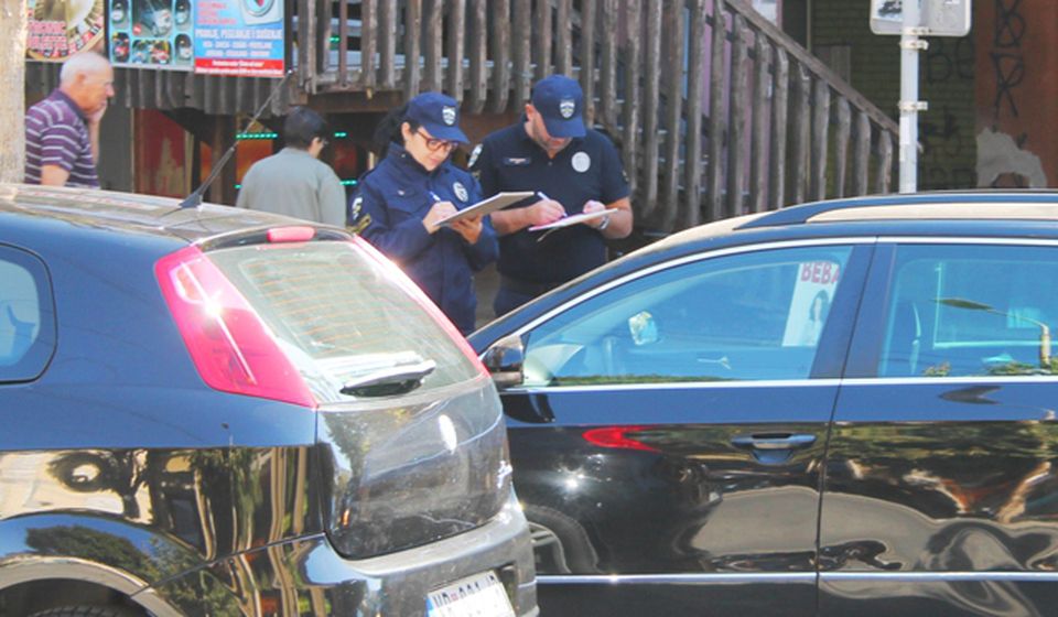 Komunalni policajci u akciji kontrole nepropisanog parkiranja. Foto VranjeNews