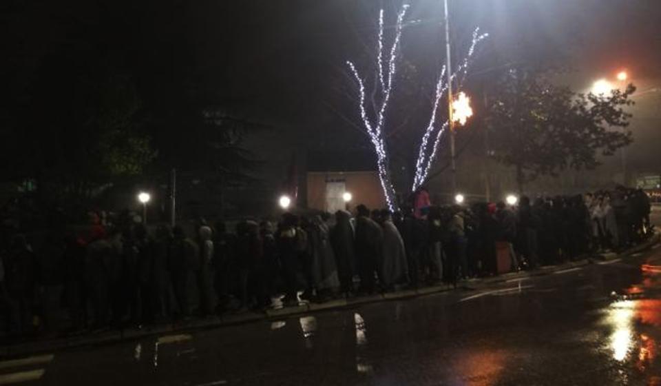 Migranti u redu za registraciju u hanskoj policiji. Foto S. Tasić