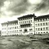 Prva fotografija još nezavršene Gimnazije krajem 1933. sa sedam bareljefa. Foto arhiva Tomislava R. Simonovića