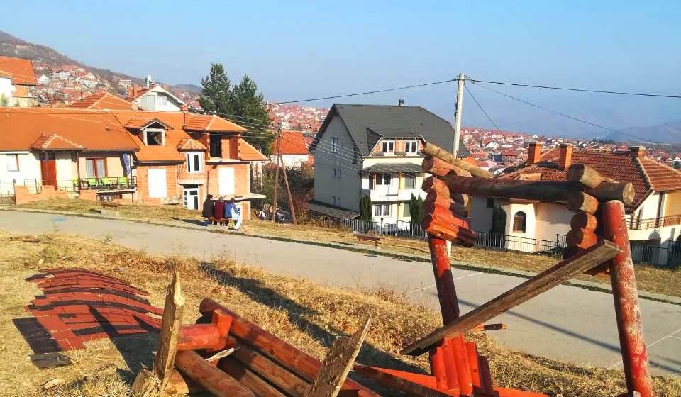 Vandali u Ćoški sa zemljom sravnili tri letnjikovca. Foto Komunalna policija