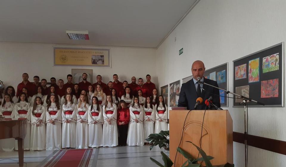 Dejan Tričković se obraća brucošima. Foto Grad Vranje