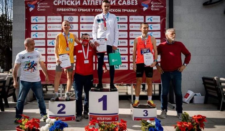 Kristijan Stošić (žuti dres) na pobedničkom postolju. Foto AK Vranjski maratonci