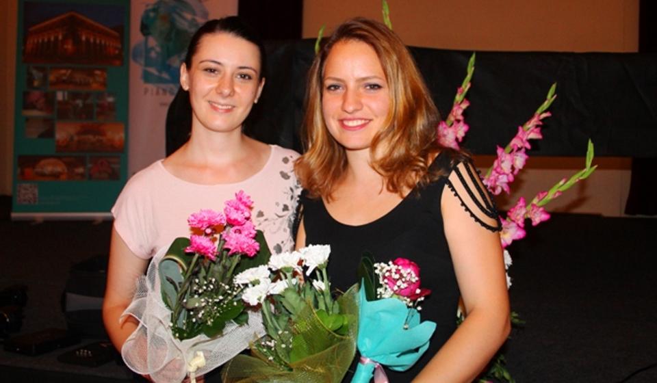 Jasmina Raković i Milica Marković poziraju fotoreporteru Vranje News-a