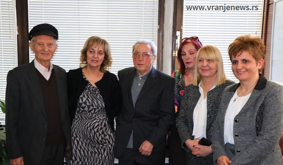 Radisav Stanojević (u sredini) sa nekadašnjim kolegama. Foto Vranje News