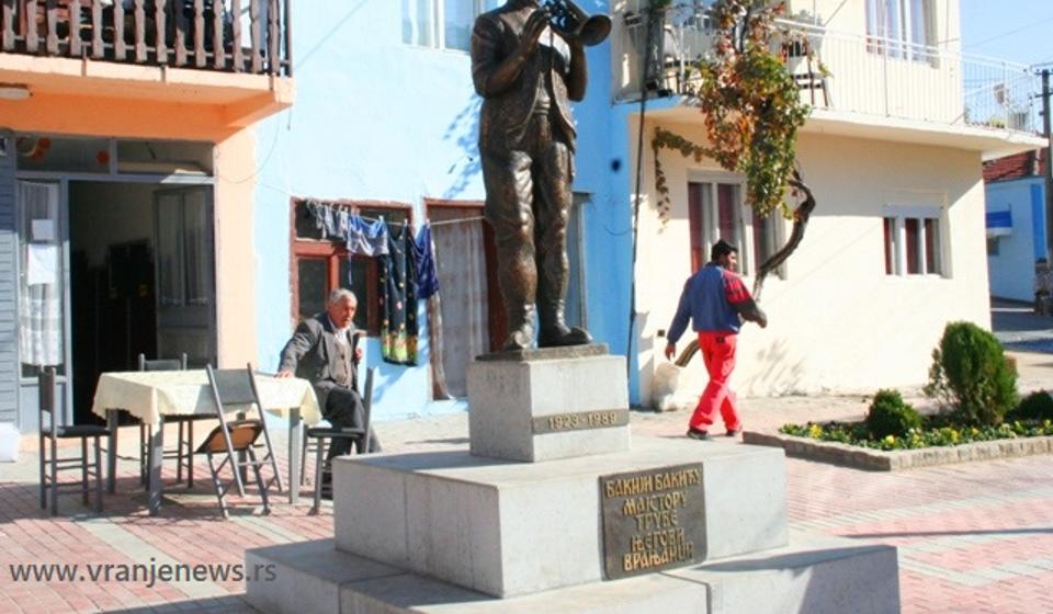 Spomenik Bakiji Bakiću u gornjoj čaršiji. Foto VranjeNews