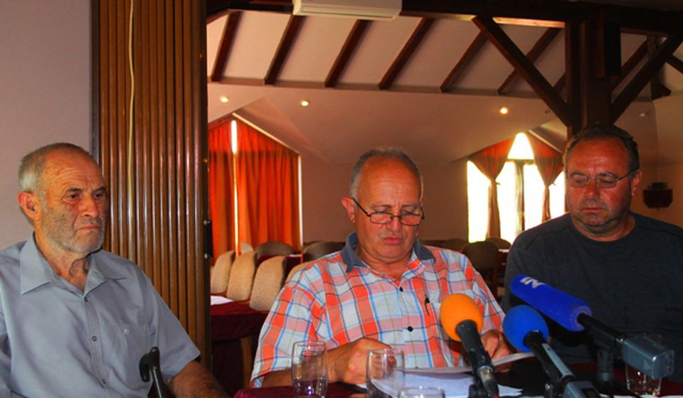 Stevanović sa još dva smenjena člana Crkvenog odbora. Foto VranjeNews