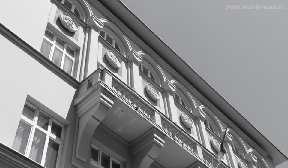 Deo prednje fasade gimnazije danas. Foto Vranje News