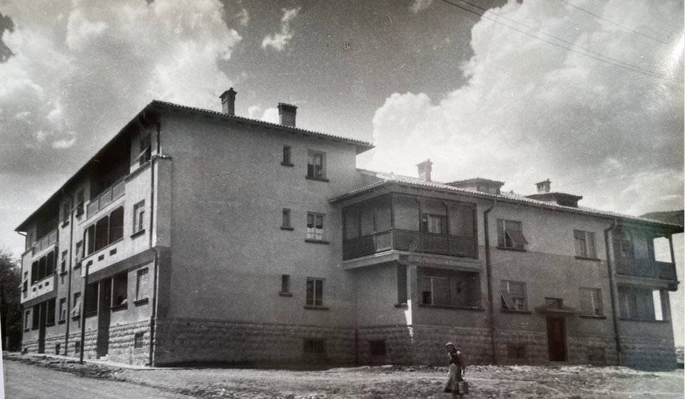 Sulejman begovi ambari sagrađeni temeljima Crkve Svetog Jovana Krstitelja - deo grada zvao se Ambari, na mestu ambara 1951. sagrađeni su prvi vojni stanovi u ul. Narodnog heroja (snimljeno 1951. godine). Foto arhiva T.R.S