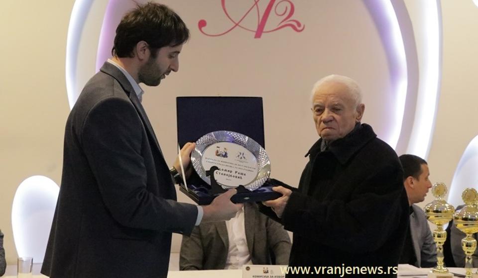 Priznanje za životno delo u oblasti sporta Radomiru Raši Stanojkoviću. Foto Vranje News
