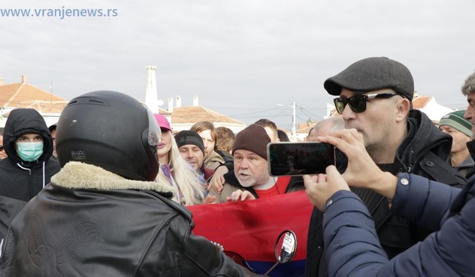 Dragoljub Stošić (sa kapom u sredini) u žustroj raspravi sa bajkerom koji je hteo da probije blokadu saobraćajnice u centru Vranja. Foto Vranje News