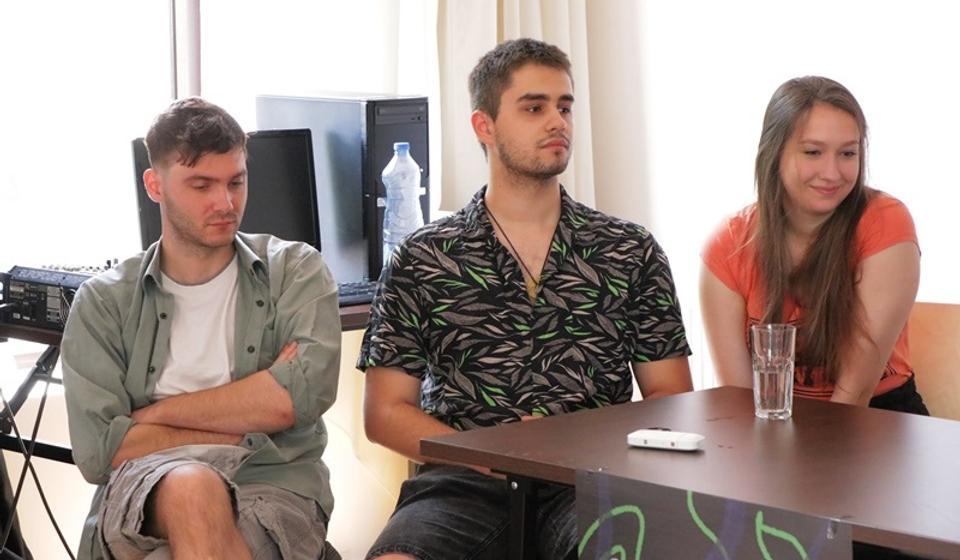 Mladi gostujući glumci: Jovana Berić, Nikola Mijatović i Filip Hajduković. Foto Vranje News