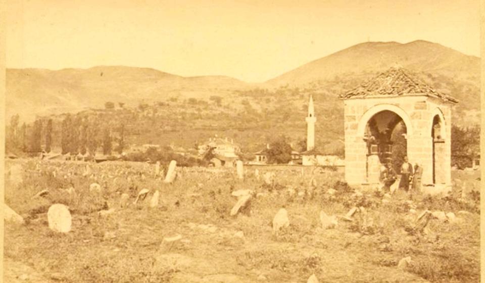 Tursko groblje kod gradskog parka u Vranju, desno je turbe. Džamija je bila kod Radničkog univerziteta (današnja Ulica Kneza Miloša). Foto arhiva T.S.