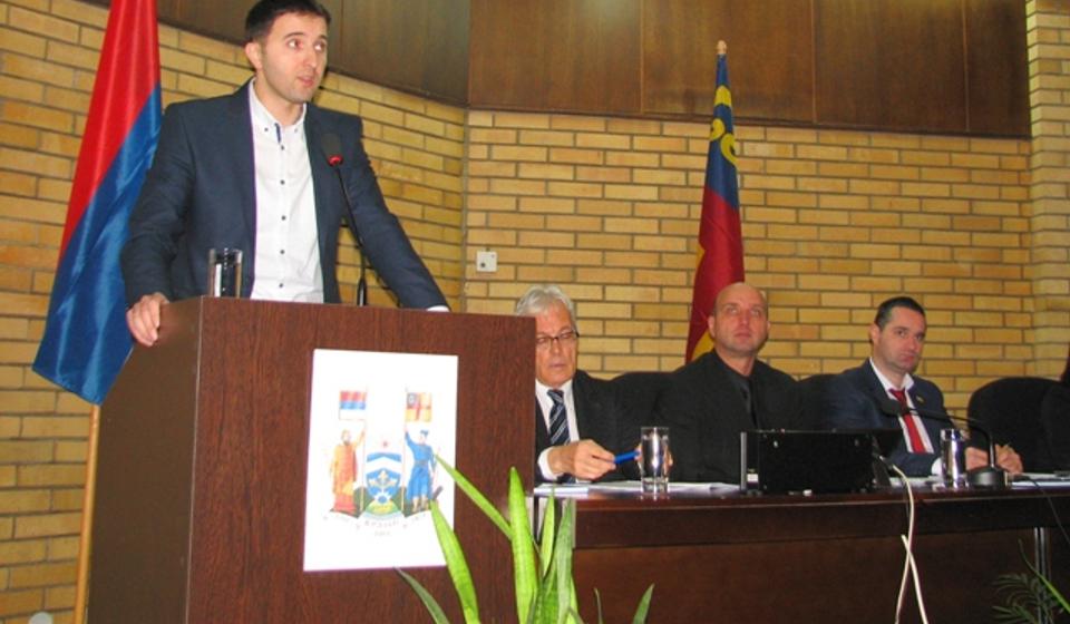 Većnik Bojan Kostić za skupštinskom govornicom. Foto VranjeNews