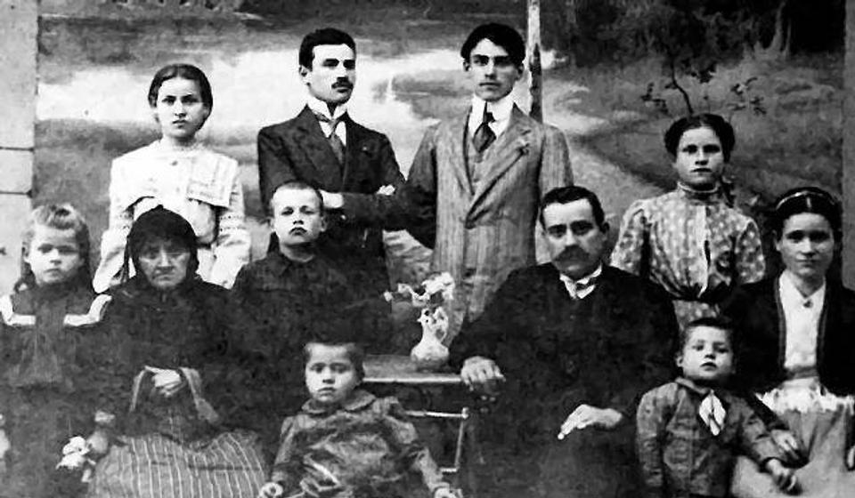 Tasić (u prugastom odelu) sa svojom familijom na Đurđevdan 1914. godine. Foto lična arhiva Dudeta Đorđevića