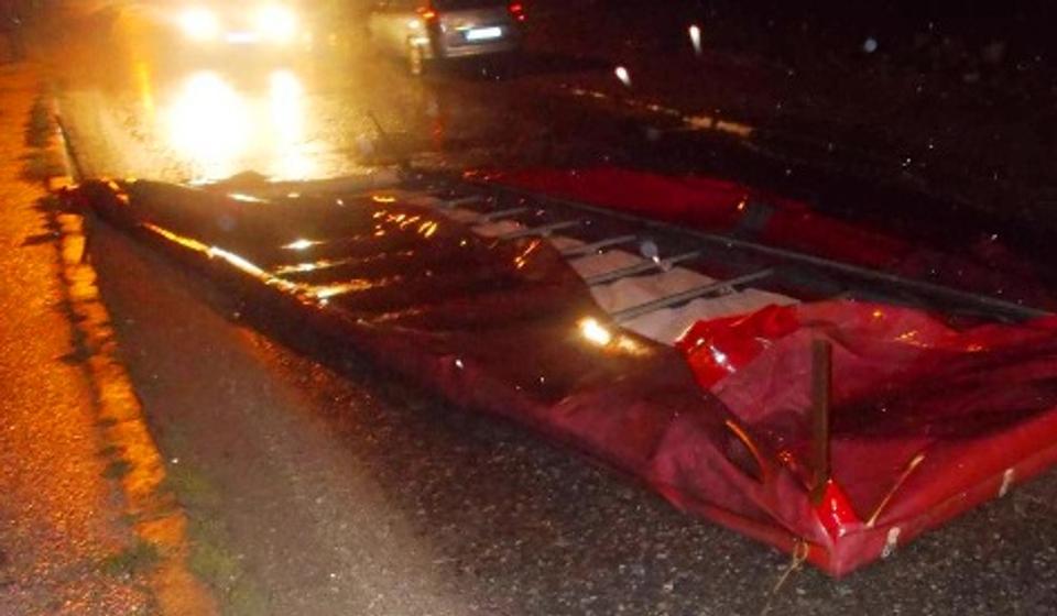 Vetar odneo ceradu sa kamiona u Ulici Sime Pogačarevića. Foto Komunalna policija