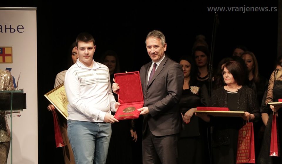 Andrej Jović je nagrađen kao najbolji osnovac. Foto Vranje News