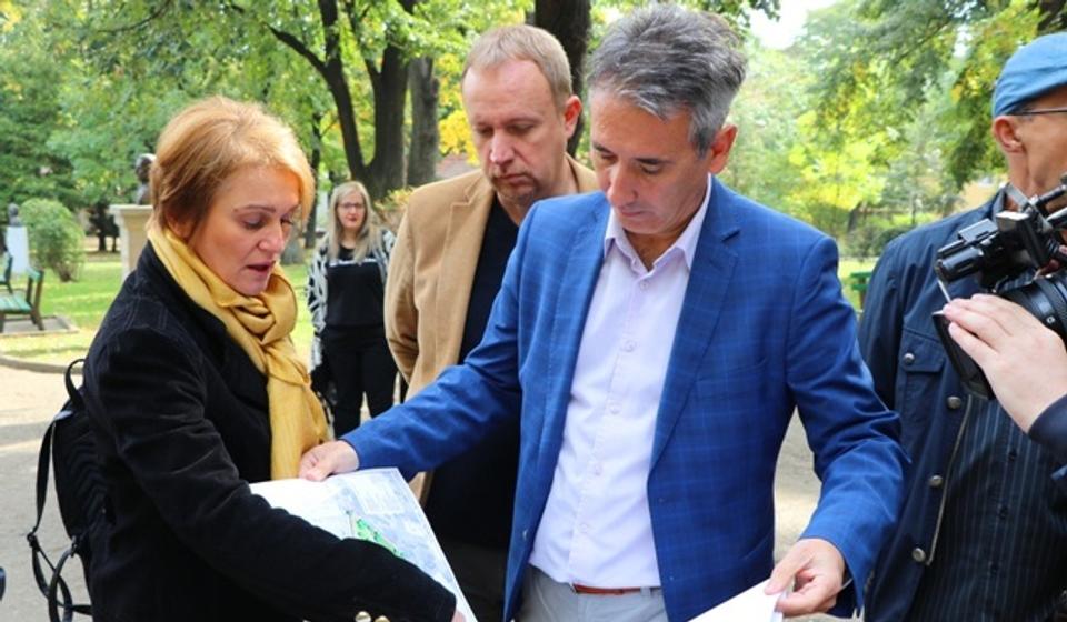 Detalj uoči početka rekonstrukcije parka u oktobru 2019: gradonačelnik Milenković sa saradnicima. Foto Vranje News